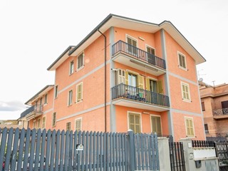 Appartamento in Vendita a Roma, zona Vermicino/Borghesiana, 187'000€, 105 m², con Box