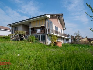 Casa Indipendente in Vendita a San Damiano d'Asti, 220'000&euro;, 200 m², con Box