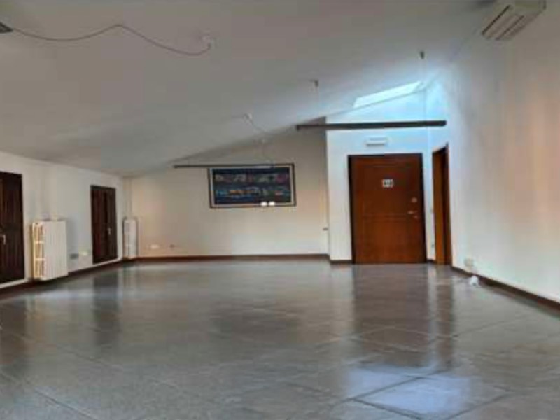 Ufficio in Affitto a Reggio Emilia, zona San Pietro, 1'400&euro;, 130 m²