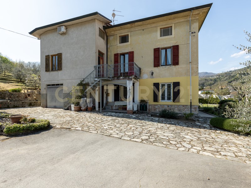 Casa Indipendente in Vendita a Borgo a Mozzano, 220'000&euro;, 350 m², arredato, con Box