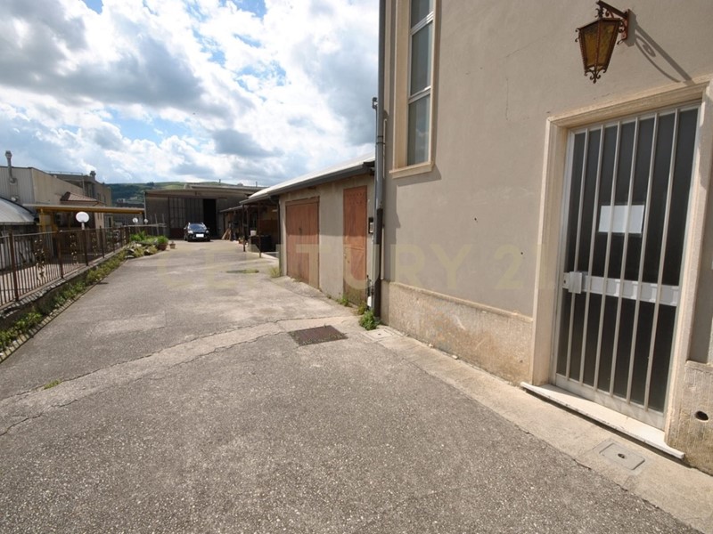 Immobile commerciale in Vendita a Tregnago, 550'000€, 1326 m², con Box