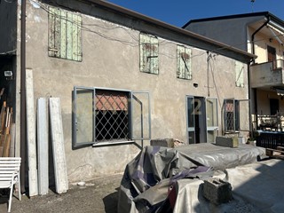 Casa Indipendente in Vendita a Bovolone, 145'000€, 200 m², con Box