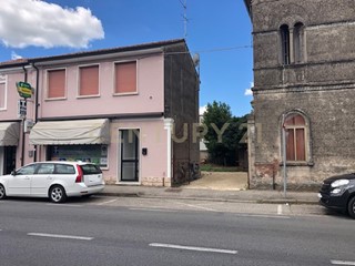 Immobile commerciale in Vendita a Sanguinetto, 85'000€, 167 m²