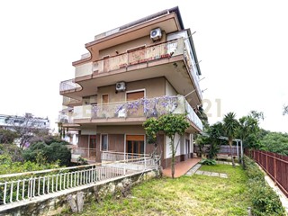Quadrilocale in Vendita a Aci Castello, 320'000€, 111 m², con Box