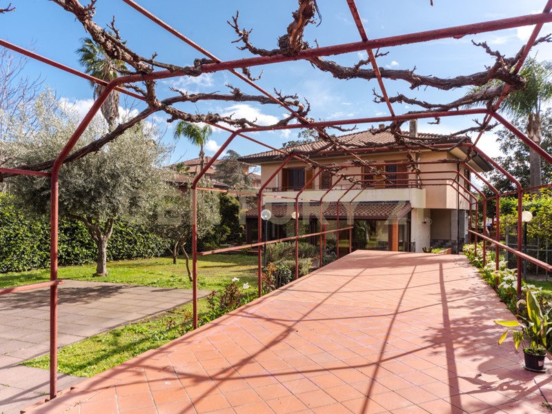 Casa Indipendente in Vendita a San Giovanni la Punta, 669'000€, 350 m², con Box