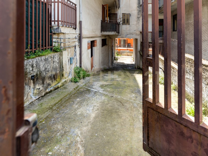 Capannone in Vendita a Misterbianco, 64'000€, 230 m², con Box