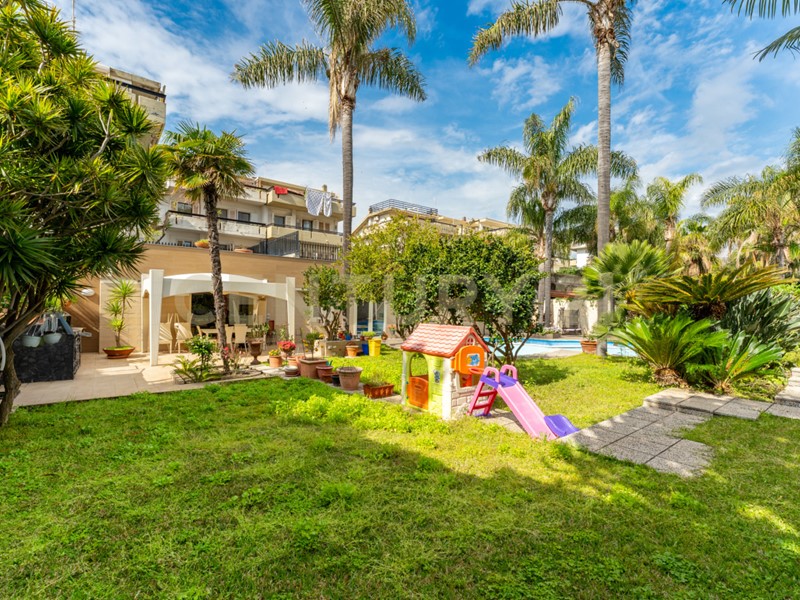 Casa Indipendente in Vendita a Aci Castello, 1'450'000€, 480 m²