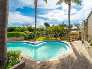 Casa Indipendente in Vendita a Aci Castello, 1'450'000€, 480 m²