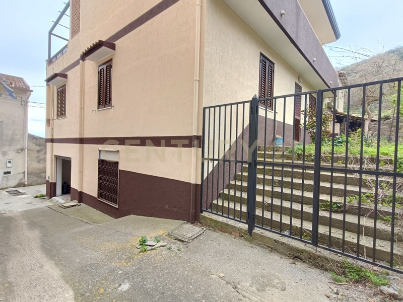 Casa Indipendente in Vendita a Messina, zona San Filippo, 165'000€, 303 m², con Box