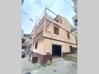 Casa Indipendente in Vendita a Messina, zona San Filippo, 165'000€, 303 m², con Box