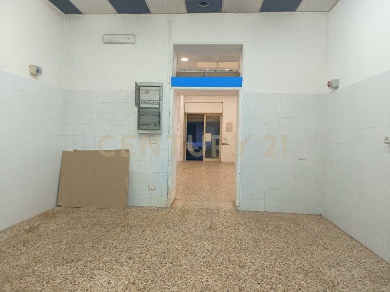 Attività commerciale in Affitto a Messina, 600€, 67 m²