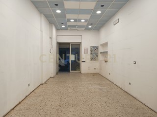 Attività commerciale in Affitto a Messina, 600€, 67 m²