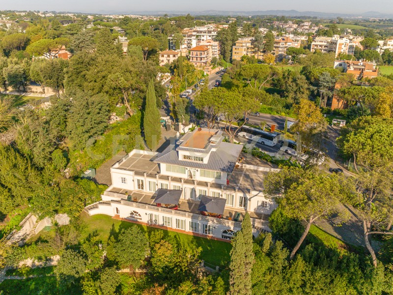 Casa Indipendente in Vendita a Roma, zona Cassia, 9'000'000€, , arredato, con Box