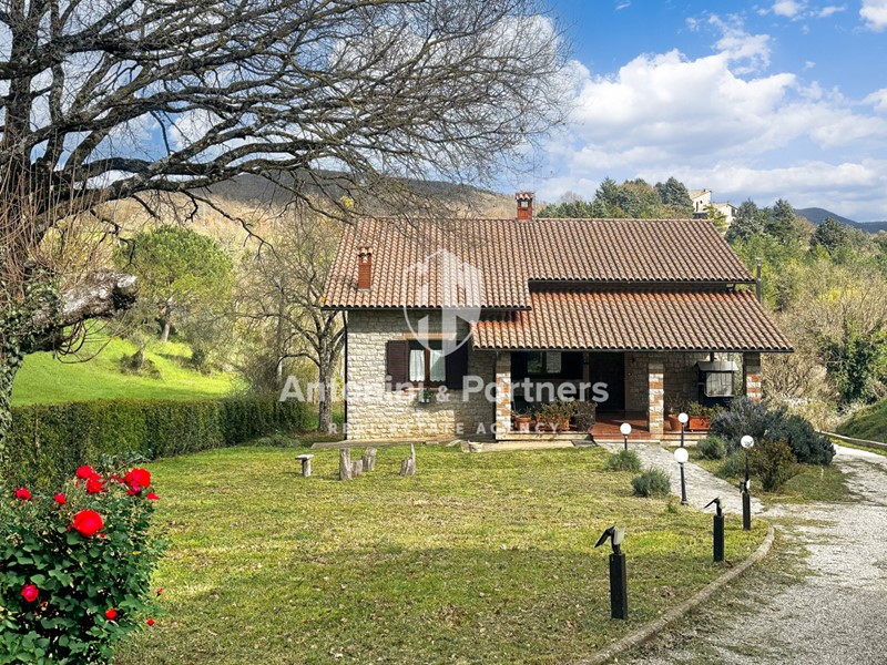 Casa Indipendente in Vendita a Baschi, 359'000€, 206 m², con Box