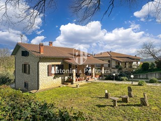 Casa Indipendente in Vendita a Baschi, 359'000€, 206 m², con Box