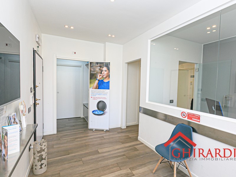 Ufficio in Affitto a Genova, zona Sestri Ponente, 950€, 76 m²