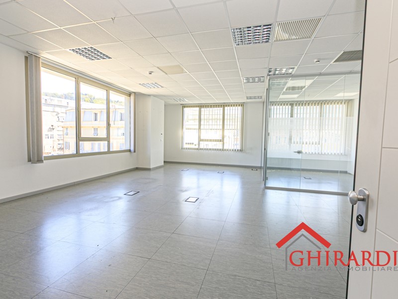 Ufficio in Affitto a Genova, zona Sestri Ponente, 950€, 85 m²