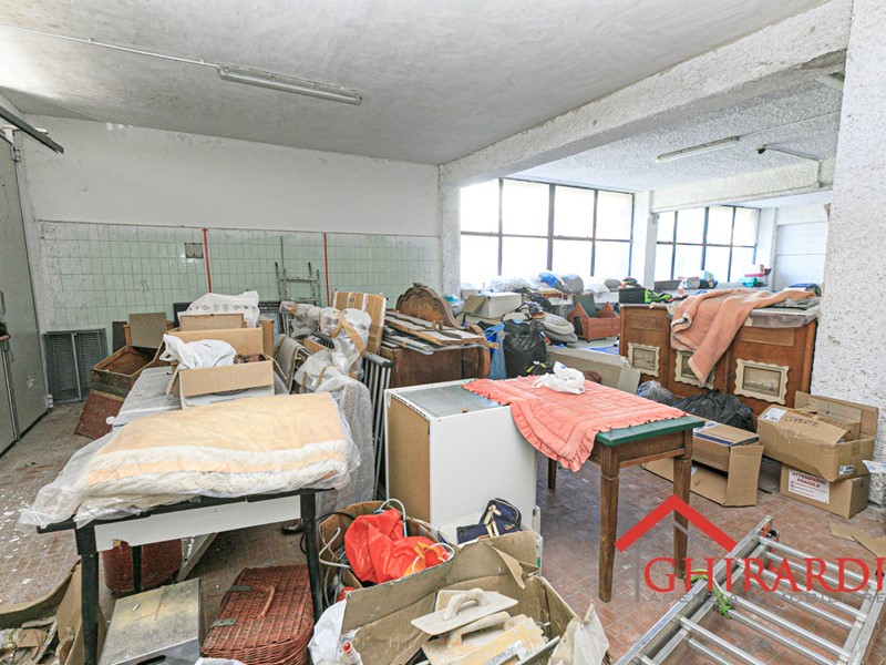 Capannone in Affitto a Genova, zona Sestri Ponente, 2'500€, 400 m²