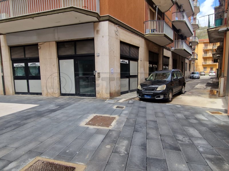 Immobile commerciale in Vendita a Mercato San Severino, zona Corso Diaz, 490'000&euro;, 135 m²