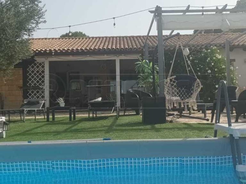 Villa in Vendita a Caltanissetta, 250'000€, 152 m², con Box