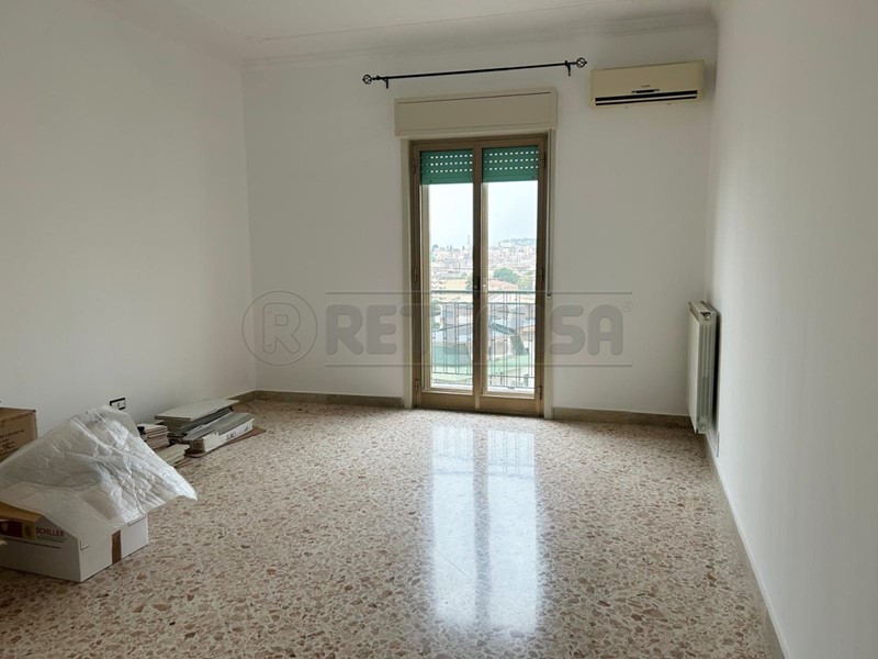 Appartamento in Vendita a Caltanissetta, 48'000€, 131 m²