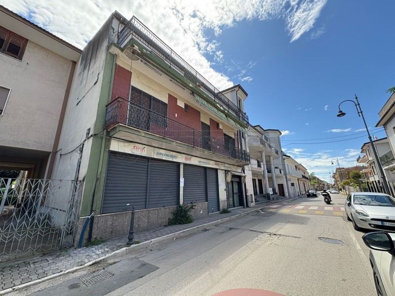 Immobile commerciale in Affitto a Capodrise, 150 m²