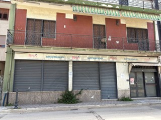 Immobile commerciale in Affitto a Capodrise, 150 m²