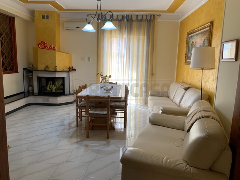 Quadrilocale in Vendita a Sellia Marina, zona Sellia Marina, 99'000€, 120 m²
