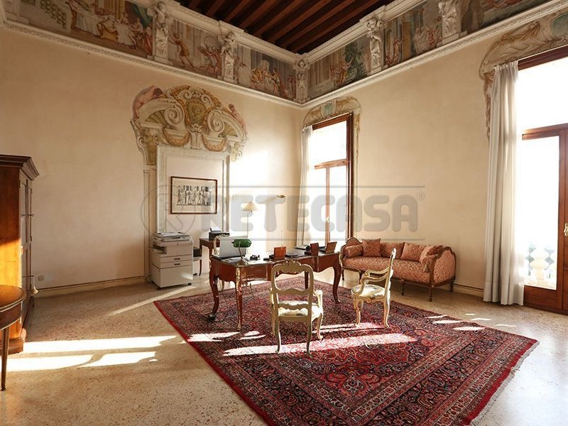 Casa Indipendente in Affitto a Creazzo, 4'000€, 400 m²