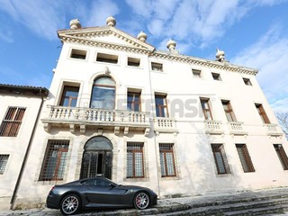 Casa Indipendente in Affitto a Creazzo, 4'000€, 400 m²