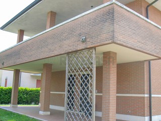 Villa in Vendita a Torri di Quartesolo, 380'000&euro;, 300 m², con Box