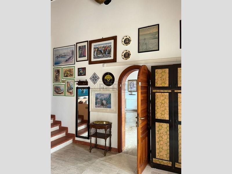 Villa in Vendita a Castellammare del Golfo, zona Castellamare del Golfo, 550'000€, 350 m², con Box