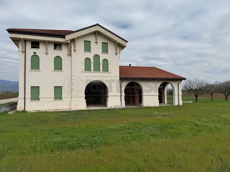 Casa Indipendente in Vendita a Sandrigo, 270'000€, 298 m², con Box