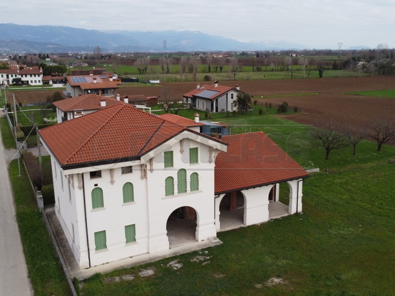 Casa Indipendente in Vendita a Sandrigo, 220'000€, 186 m², con Box