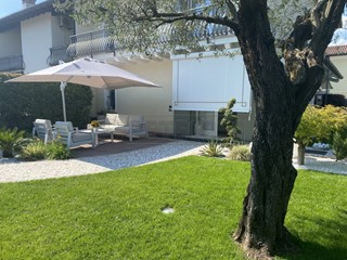 Casa Semi Indipendente in Vendita a Romano d'Ezzelino, 450'000€, 300 m², con Box