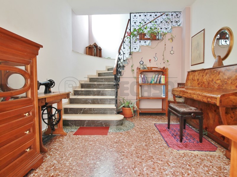 Casa Semi Indipendente in Vendita a Montebello Vicentino, 250'000€, 260 m², con Box
