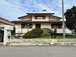 Villa in Vendita a Arzignano, 340 m², con Box
