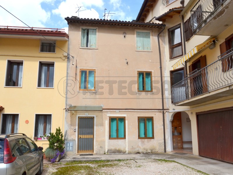 Casa Semi Indipendente in Vendita a Valdagno, zona S. Quirico, 20'000€, 273 m²