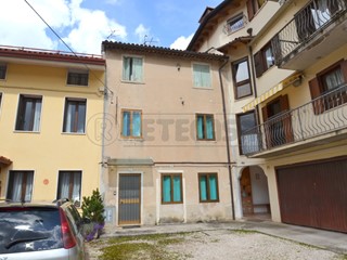 Casa Semi Indipendente in Vendita a Valdagno, zona S. Quirico, 20'000€, 273 m²