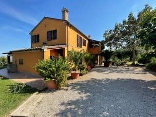 Rustico in Vendita a Offagna, 1'649'000€, 400 m², con Box
