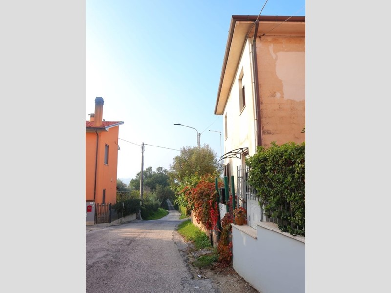 Casa Semi Indipendente in Vendita a Senigallia, zona MONTIGNANO, 100'000&euro;, 125 m²