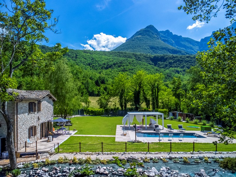 Casa Indipendente in Vendita a Sarnano, 650'000€, 238 m²