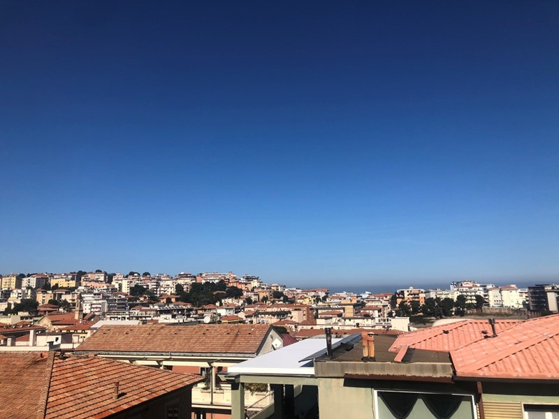 Appartamento in Vendita a Ancona, zona QUARTIERE ADRIATICO, 140'000€, 130 m²