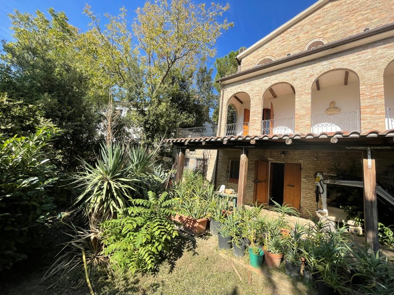Villa in Vendita a Osimo, 500'000&euro;, 400 m², arredato