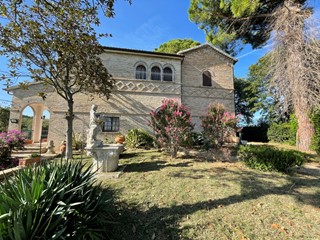 Villa in Vendita a Osimo, 500'000&euro;, 400 m², arredato