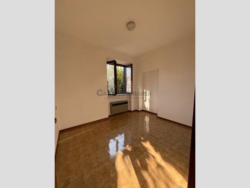 Trilocale in Vendita a Rota d'Imagna, 35'000€, 75 m², con Box