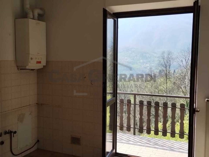 Casa Indipendente in Vendita a Rota d'Imagna, 215'000€, 400 m², con Box