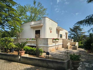 Villa in Vendita a Monopoli, zona COLLINA, 480'000€, 240 m²