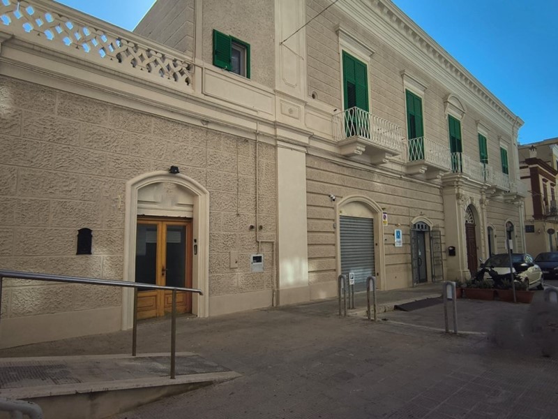 Immobile commerciale in Vendita a Monopoli, zona CENTRALE, 270'000€, 143 m²