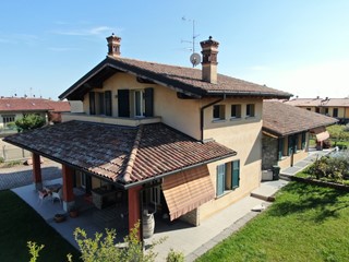 Casa Indipendente in Vendita a Erbusco, 698'000€, 391 m², con Box